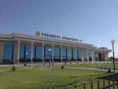 タシュケント国際空港の
国内線ターミナルです。