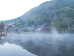 再び金鱗湖に。
昨日より霧が晴れている。