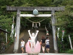 続いて犬山城から車で10〜15分程の「桃太郎神社」へ