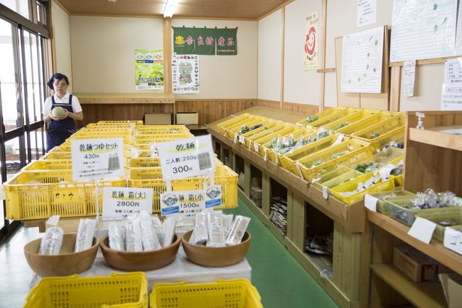 入り口から入ってすぐ左に野菜売り場があります。恐ろしいほど安いですよ（笑）