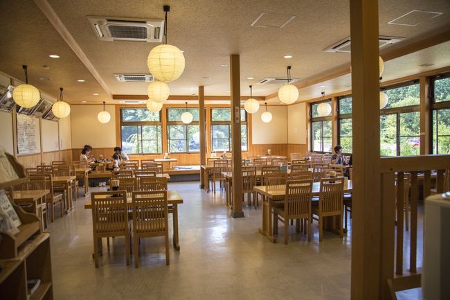 店内はこんな風に涼しくてゆっくり座って食事ができます。