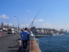 【10:40】ガラタ橋の上で釣りを楽しむトルコ人
