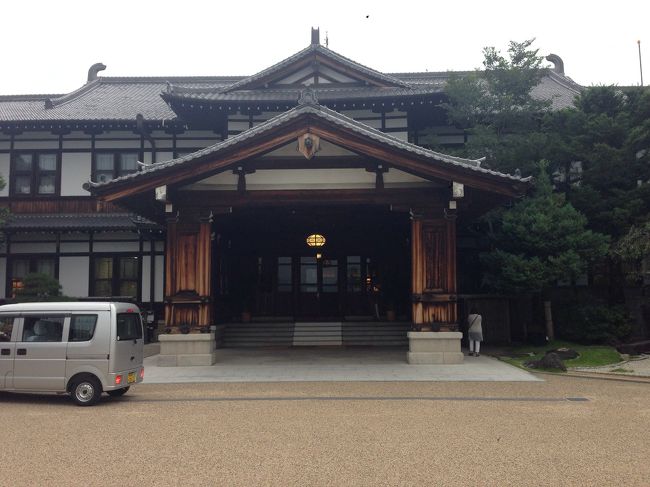 ホテル正面入口です。春日大社〜万葉植物園〜奈良国立博物館と歩いてきたので、最後の坂道が辛かったです。<br />それにしても車が邪魔です。