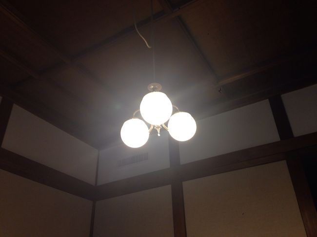 照明はレトロな感じ。