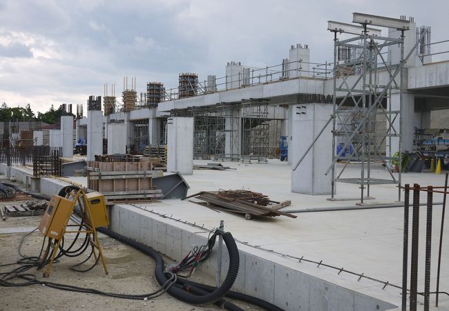 さて、こちらはメインスタンド側1階です。ロッカーや運営関係が入るようです。