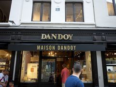 ベルギーと言えば，ビールとワッフルということで
ワッフルの有名店ダンドワに来店しました．