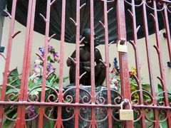 小便少女です．
じつは小便小僧だけではありません．