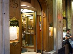 夕食は有名なChez Leonに行こうかと思ったのですが，あえて隣のAux Armes de Bruxellesへ．