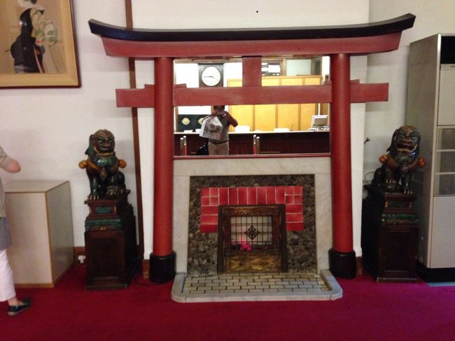 昔は使っていたそうです。鳥居付きのマントルピース。