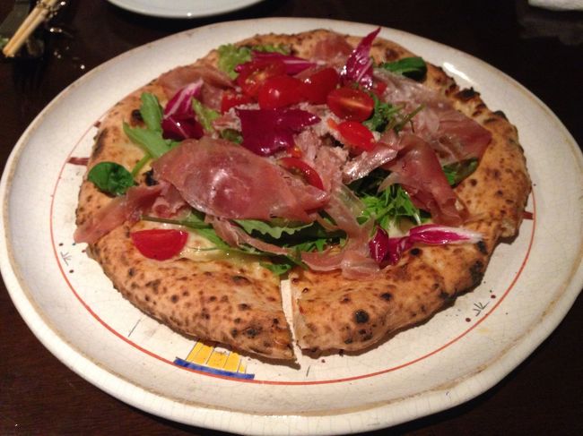 ピッツァは薪窯で焼いてます。美味しかったです。