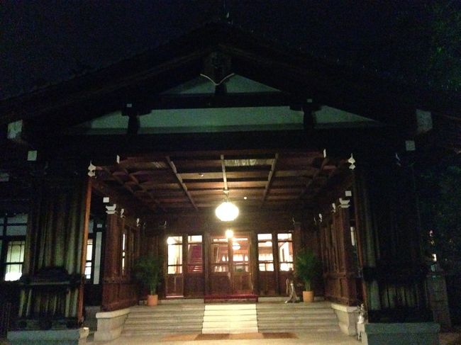 夜の正面玄関。この後、BARで一杯飲ってから、部屋へ帰りました。