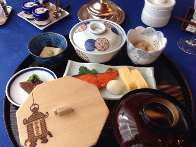 さあ、朝ご飯です。相方は茶粥定食です。