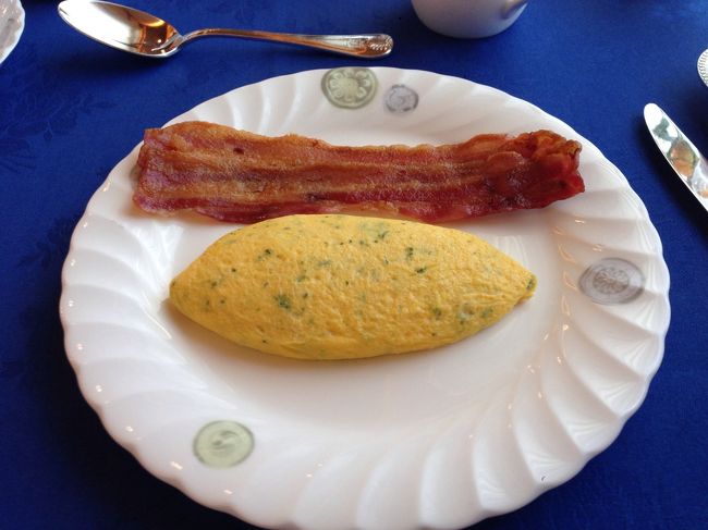 パセリオムレツとベーコン。写ってはいませんが、この日はアップルジュースにしました。
