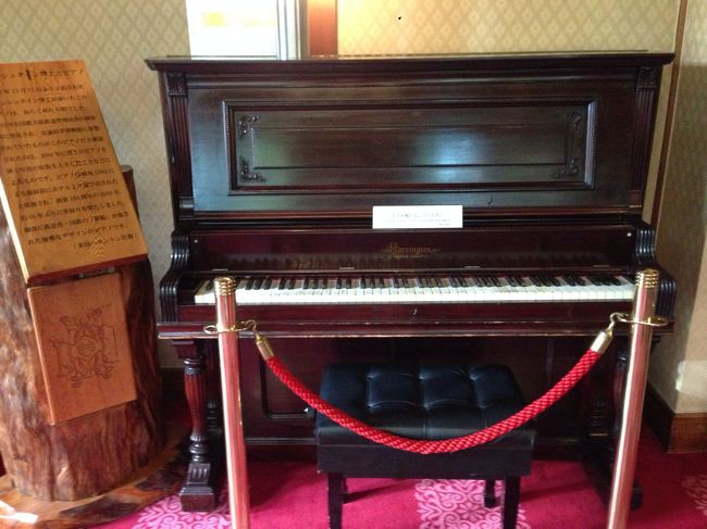 あのアインシュタイン博士が弾いたピアノだそうです。ハリントン社製。一時は行方不明だったそうです。