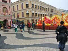 ポルトガル人が敷き詰めた石畳の広場、セナド広場までやってきました。