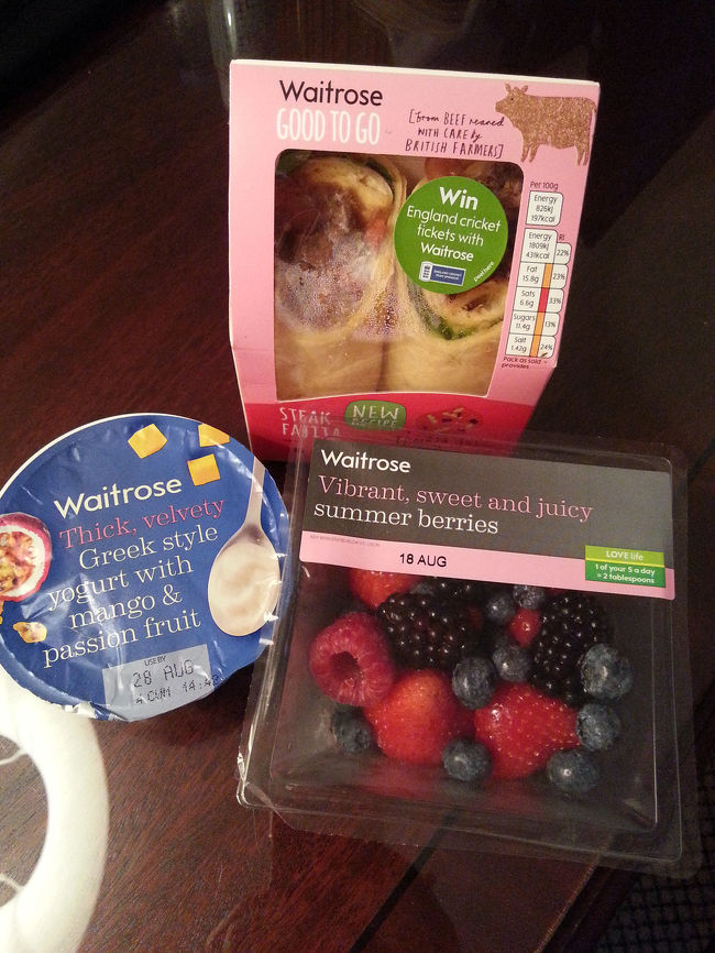 ホテルに入る前に<br />ウエイトローズでお買い物<br /><br />やっぱスーパーってテンションあがるー<br />あれもこれも欲しい！<br /><br /><br />ここで今夜の夕食もゲット<br />フルーツは隣にいた地元のおねえさんっぽい人がサッと取っていったので<br />真似して買ってみた笑<br /><br />どれもおいしかった<br /><br />ヨーグルトもおいしいー！<br />(この小さいサイズを見つけるのに一苦労<br />ばかでかいのばかりで、、、)<br /><br />