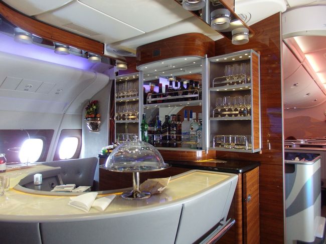 最後尾にこんなラウンジあり。みんながたむろしていた。でも、お酒飲まないので利用せず。<br />空港の出口ではエミレーツの人が名前掲示板を持ってお出迎え。ビジネス以上は車でホテルまで送ってくれる（帰りはホテルまでお出迎え）。申込の時はちゃんとお出迎えの人がわかるかどうか心配だったが、ちゃんとした黒っぽい制服の人が大量に出口で名前の書いたエミレーツのボードを持っていたのですぐにわかったし安心だった。丁寧な対応で、タクシーに乗るより車もきれいで安心だった。ボラれる心配もないので。<br />