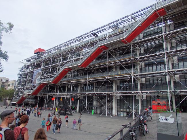 近代美術館。ポンピドーセンターにある。マティス、ピカソ、ダリなどの有名どころがあり、藤田嗣治の有名な絵もあった。前衛すぎて理解できなかったのも多かったが、これはこちらの勉強不足。<br />安藤忠雄の作品もあった。