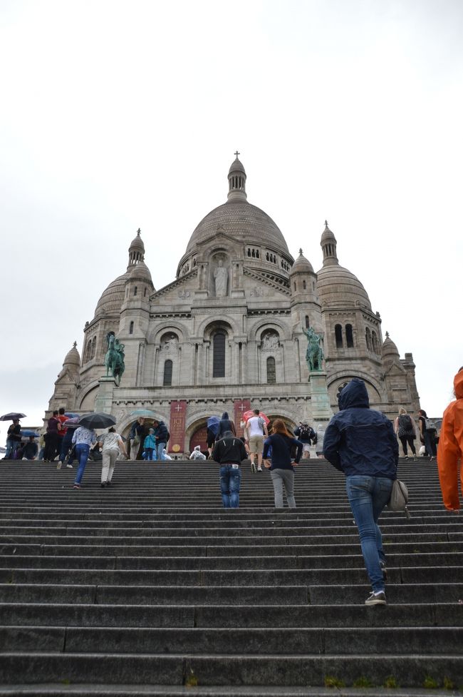 その後地下鉄でモンマルトルへ。前回訪れてなかったので初めての訪問。小雨まじりの中を散策。