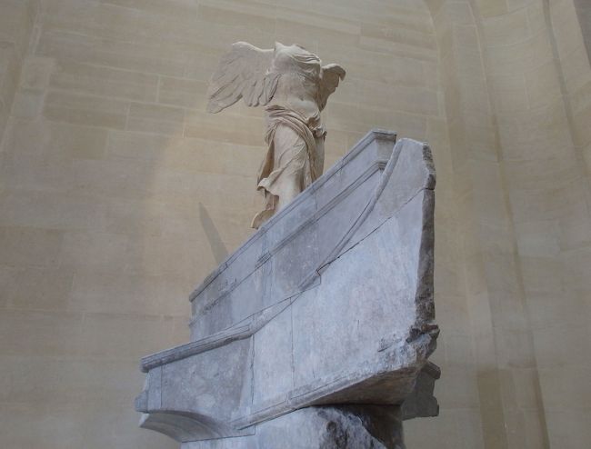 到着してすぐにルーブルへ。今回で２度目だが、以前に比べたら混んでいた。モナリザなんて人をかき分けて前に進んでも、落ち着いてみれなかった。めげずにいろいろ回ったが、２時間弱で疲れて行ったんはホテルへ。荷物を広げてちょっと一休み（午後５時半）。ルーブルは金曜日９時半までやっているので、６時半には再出発・・・のはずがそのまま寝てしまって起きたら午前２時。