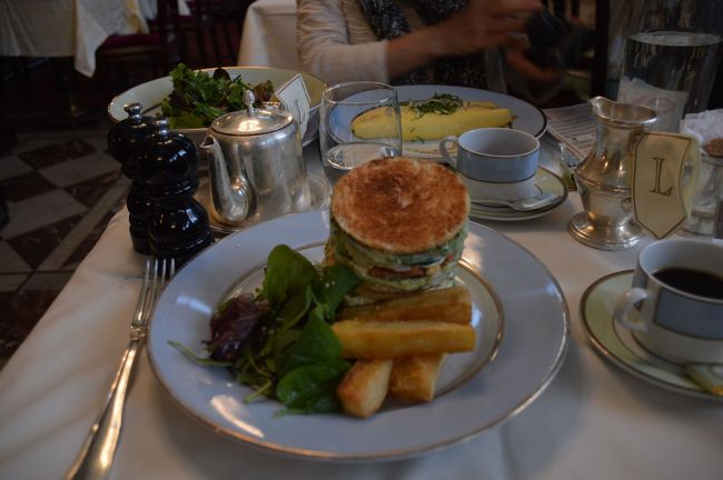 帰りにシャンゼリゼ通り沿いの店に。LADUREEの本店。このサンドイッチ、ものすごく食べにくかった。