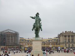 ルイ14世の像とヴェルサイユ宮殿．