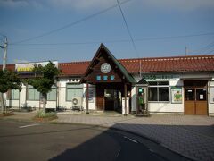 若桜（わかさ）鉄道、郡家駅です。鳥取駅から１５分、３つ目の駅です。
ここで、上下線がすれ違うため、最大２１分停車します。もっともこれはＪＲ因美（いんび）線との接続の都合もあるようで、普段だと１０分以内、早ければ２分のこともあるようです。（時刻表にて確認）