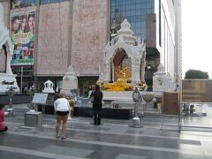 写真は伊勢丹前にある“ガネーシャ神”の祠（ヒンドゥー教の神）