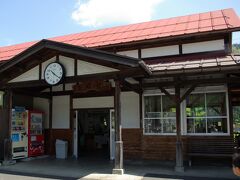 若桜鉄道の終点、若桜駅です。駅舎はこれまでの駅と同じようなデザインですが、活気が違います。
有人駅であることに加え、１１時を待つ人々が集まりつつあるからです。
１１時に何があるのか、これからのお楽しみです。
