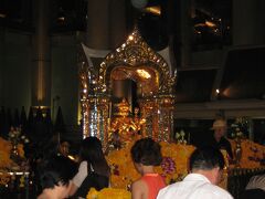 エラワン・ティールームを後にし、エラワン祠へ。
オーブ（玉響）が写った！ビックリ！“ザ！世界仰天ニュース”でも
願いが叶う祠として取り上げられていましたね〜♪