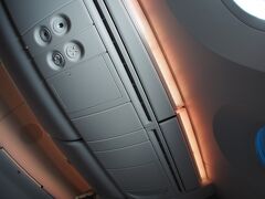 ＬＥＤ照明の....ずいぶん、さっぱりした天井。でこぼこが少なく...のっぺり感....。