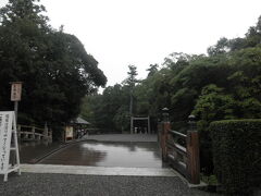 伊勢神宮（下宮）：豊受大神宮（外宮）の入口
豊受大御神は御饌都神(みけつかみ)とも呼ばれ、
御饌、つまり神々にたてまつる食物をつかさどられています。
このことから衣食住、ひろく産業の守護神としてあがめられています。

