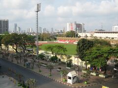 友人はスワンナプーム国際空港へ。
私はサナーム・ギラー・ヘンチャート駅へ。
駅からサッカースタジアムが見える。