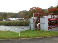 千歳川やや上流の平地部になった辺りに「さけの里ふれあい広場」があります。
（参考写真の撮影日：２０１３．１０．１５）

さけますふ化場では多くの場合、防疫上の問題などから一般の見学は出来ませんが、水研センターでは、サケを放流している現場を見学したいという要望に応えて、さけますふ化放流に関する展示施設「さけの里ふれあい広場」を設けています。

展示館と体験館を見学することが出来ます。

体験館の外観は1888（M21）年設立当時の千歳中央ふ化場を再現したもので、建物の容姿から時代の移り変わりが偲ばれます。

ふ化放流事業のあゆみ、さけます類の種類・分布などをパネルや模型などでわかりやすく解説しています。
また、実物大のサケの模型で実際の重さや質感を体験できます。
