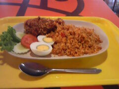 昼食はＭＢＫのフードコートにて。
フライドチキンが付いたスパイシーなチャーハン♪