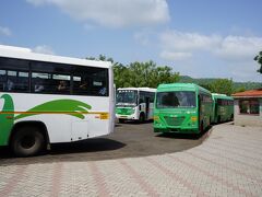 アジャンタ石窟までは、入り口の駐車場で一旦車（バス）を降りエコバスというシャトルバスに乗り換えます。バスは満席になると出発します。