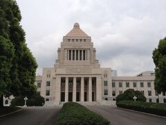 国会議事堂、正面玄関へ到着。

記念写真を撮って解散。
約一時間の見学コース終了です。