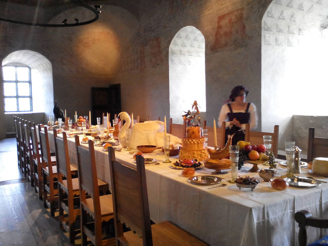 それでも城内ツアーがありました、ツアー客３人と案内の女性、総勢４人のツアーでした、他にツアー客がいて良かった！(笑)<br />写真は城主が近隣の有力者を招いて開いた夕食会のテーブルだとの事、豪華です、白鳥までいました！ その当時はご馳走だったそうです。<br />この辺りでは手に入らない食材も沢山載っています、城主の力を見せるためだそうです。