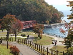 千歳川は、支笏湖のこの赤い橋のところから流れ出しています。

（参考写真の撮影日：２０１１．１０．１３）


