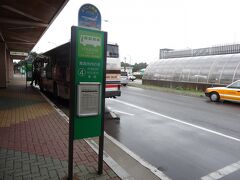 さて１時間ほどで青森空港に到着しました。
羽田空港の出発が遅れたため青森空港到着も若干遅れました。
青森空港からはバスでＪＲ青森駅へと向かいます。