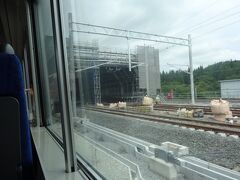 途中の津軽今別駅付近です。
この場所には北海道新幹線奥津軽いまべつ駅が開業予定です。
分かりづらいですがこちらも工事は順調といったところでしょうか。