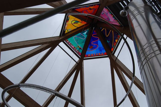 天井部分に美しいステンドガラスが入れられていた