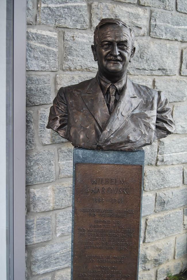 ウィルヘルム　スワロフスキーの肖像とその功績<br /><br />スワロフスキー（Swarovski）は、1895年にオーストリアのチロル州で創業したクリスタル・ガラス製造会社。<br /><br />1935年、天体観測や自然観察に興味を持っていた息子のウィルヘルムが、自分で使うための双眼鏡を造った。プリズムを始めとする部品は、すべて手作りであった。やがて、ウィルヘルムはスワロフスキー社のなかで、双眼鏡造りに没頭するようになった。49年になり、近くのアブサムに光学製品の専門工場を建て､「スワロフスキー・オプティック社」としてスタートした。しかし、創業時は双眼鏡レンズではなく、眼鏡レンズの生産だった。 ウィルヘルムは企業が成功する最も重要なファクターは、従業員の教育と技術の習得であると考え。45年には光学・ガラス・金属加工の訓練学校を創立していた。