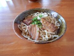 これが沖縄そばです。

しょうゆ豚骨ベースで、麺の腰もしっかりしており、美味でした。