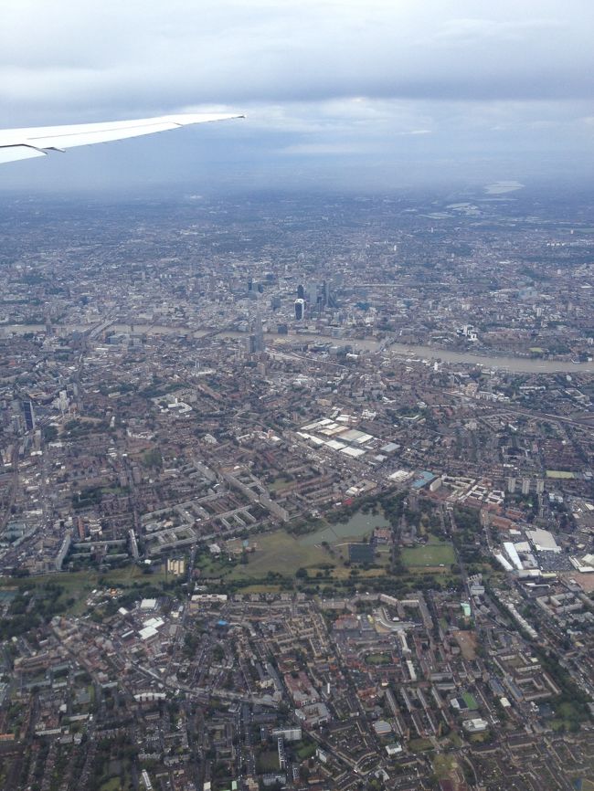 ここまでは、伊丹→羽田経由で来ております。<br />羽田の国内→国際の乗り換えはバス移動で２０分程度。<br />トランジット時間１時間ちょいあったのけど、バス待ちとかで結構ギリギリでした。