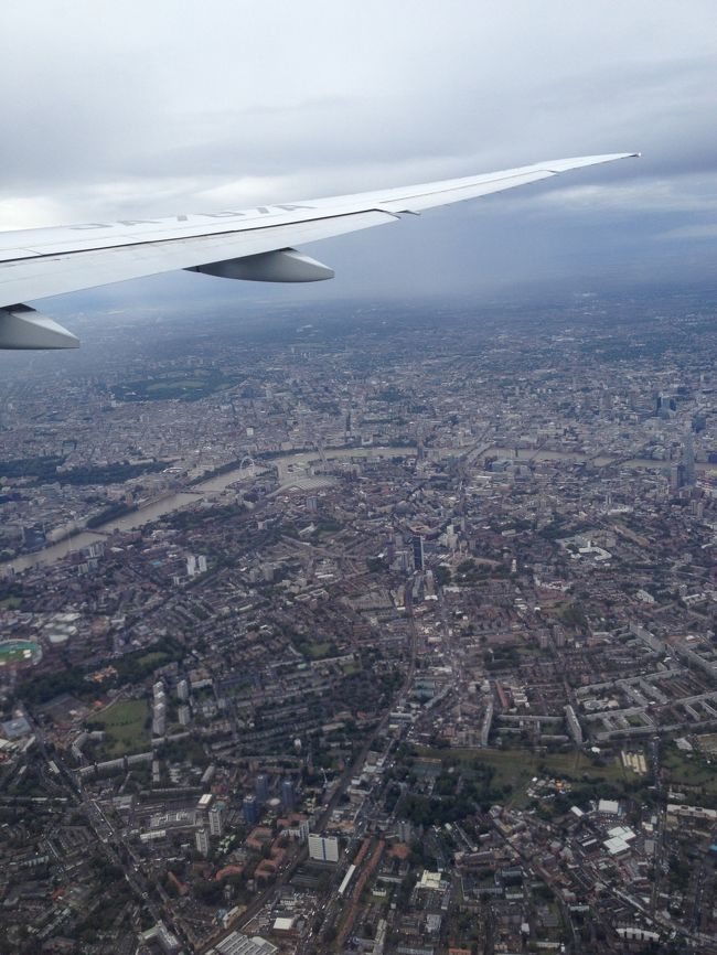 そして、無事に離陸して間もなくロンドン空港へつきます。<br />でも管制から待ての指示で上空で２０分ぐらい待機してました。<br />