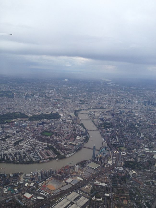 で、やっと下降してきたら、この景色。<br />ロンドン市内ですーーー。<br /><br />やっぱ天気悪いね。