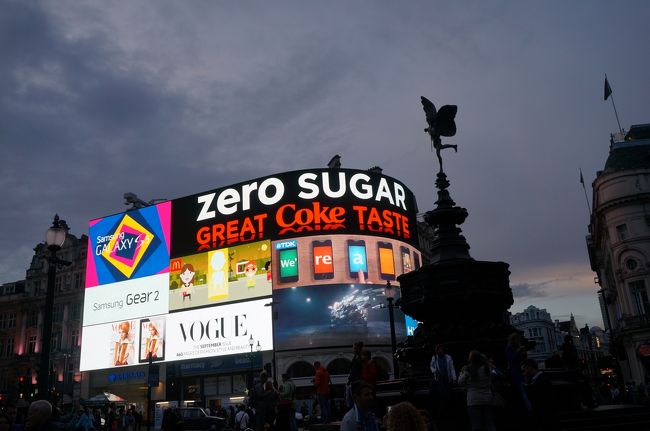 もうピカデリーサーカス？<br /><br />空港では新ターミナルで人も少なく、入国審査の待ち時間が少なかったです。<br />心配していた質問もなんとかこなし、地下鉄でホテルへ荷物を置き散歩へ