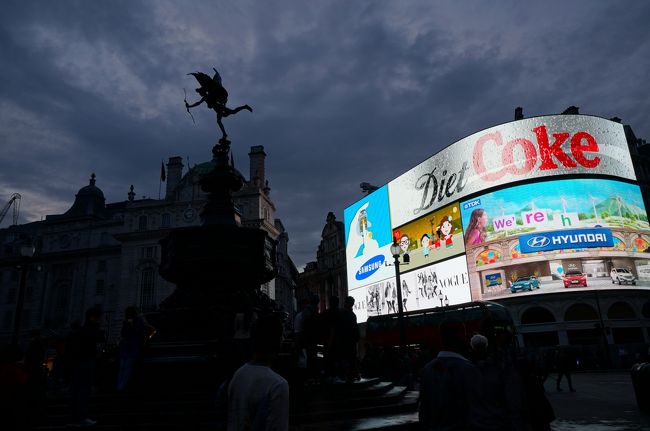 まずはピカデリーサーカスでしょ！<br />徒歩でラクラク来られました。ロンドン滞在中何回もこの景色をみましたね