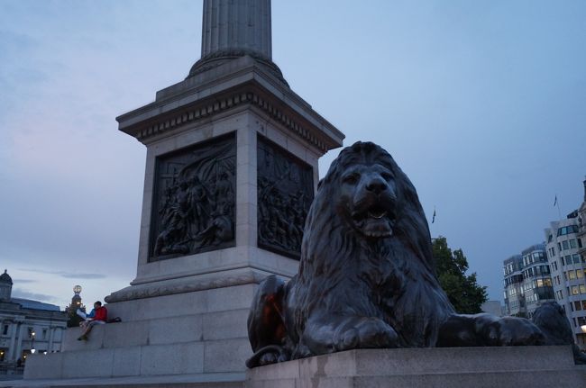 巨大な4頭のライオンのブロンズ像に囲まれて建っている。<br /><br />ん〜三越っぽいね